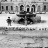 La citt� intanto come il resto d�Italia vede la contrapposizione tra comunisti e fascisti. Il capoluogo pugliese � praticamente diviso in zone: se piazza Umberto ad esempio � una roccaforte �rossa�, la chiesa di San Ferdinando in via Sparano � territorio �nero�